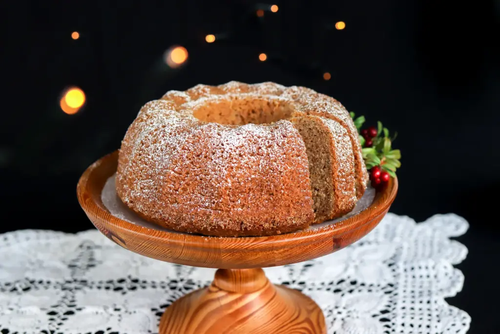 Gluteeniton piimäkakku puusta tehdyllä kakkulautasella.