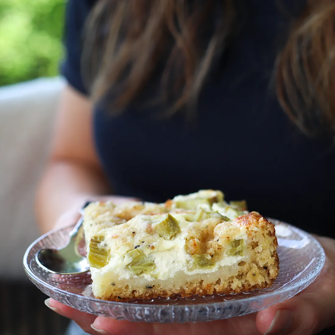 Gluteeniton raparperipiirakka lasisella lautasella.