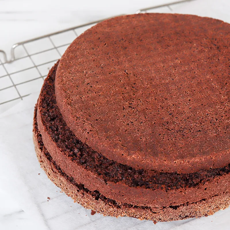 Gluteeniton suklaakakkupohja kolmeen osaan leikattuna.