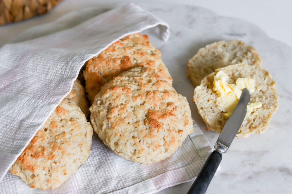 Helpot gluteenittomat kaurasämpylät liinan alla paistamisen jälkeen