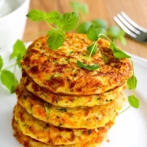 Halloumi-kasvispihvit pinossa.
