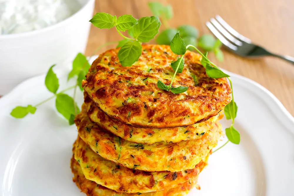 Meheviä halloumi-kasvispihvejä pinossa lautasen päällä.