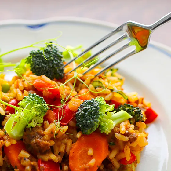 Härkisrisotto lautasella.
