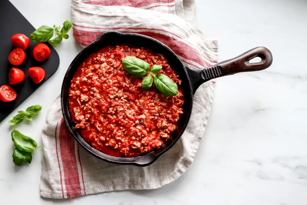 Helppo tomaattinen jauhelihakastike.