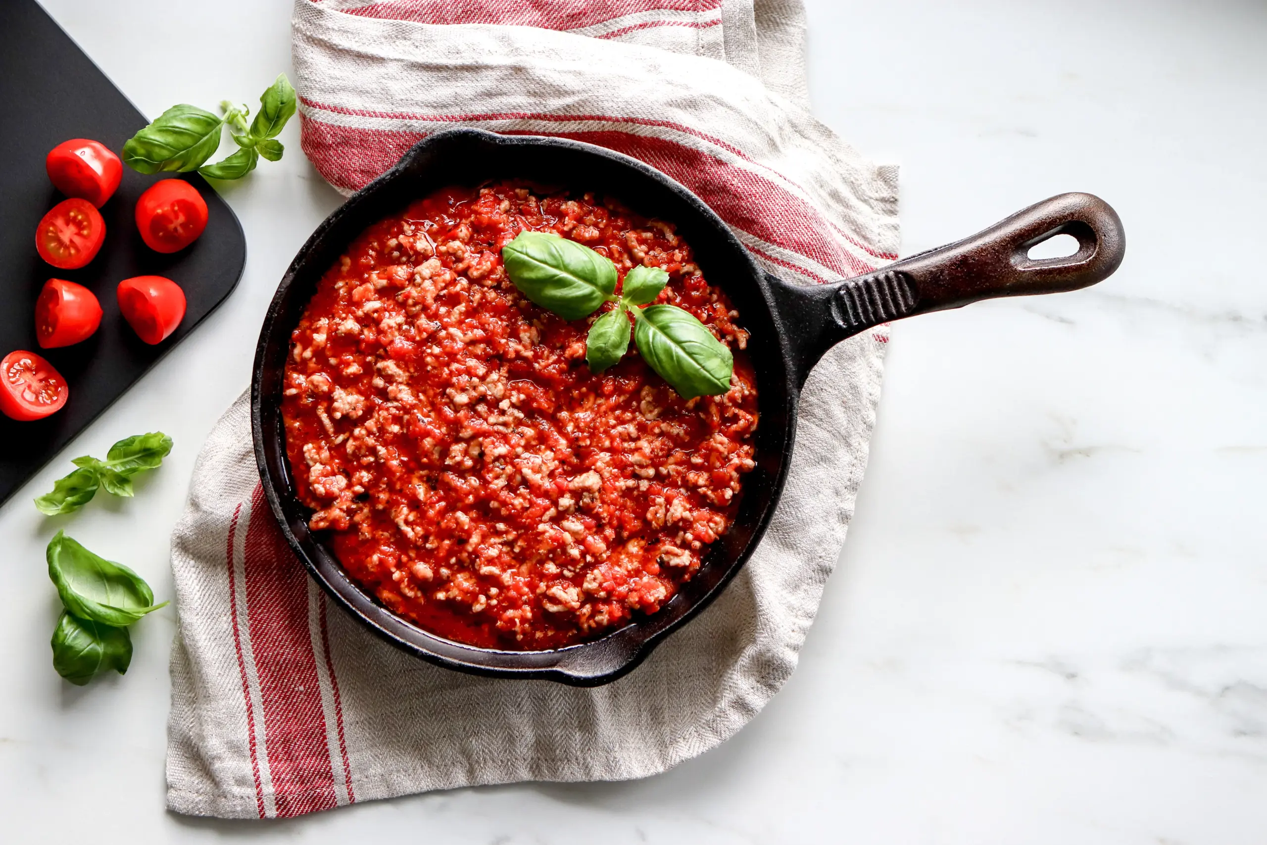 Helppo tomaattinen jauhelihakastike.