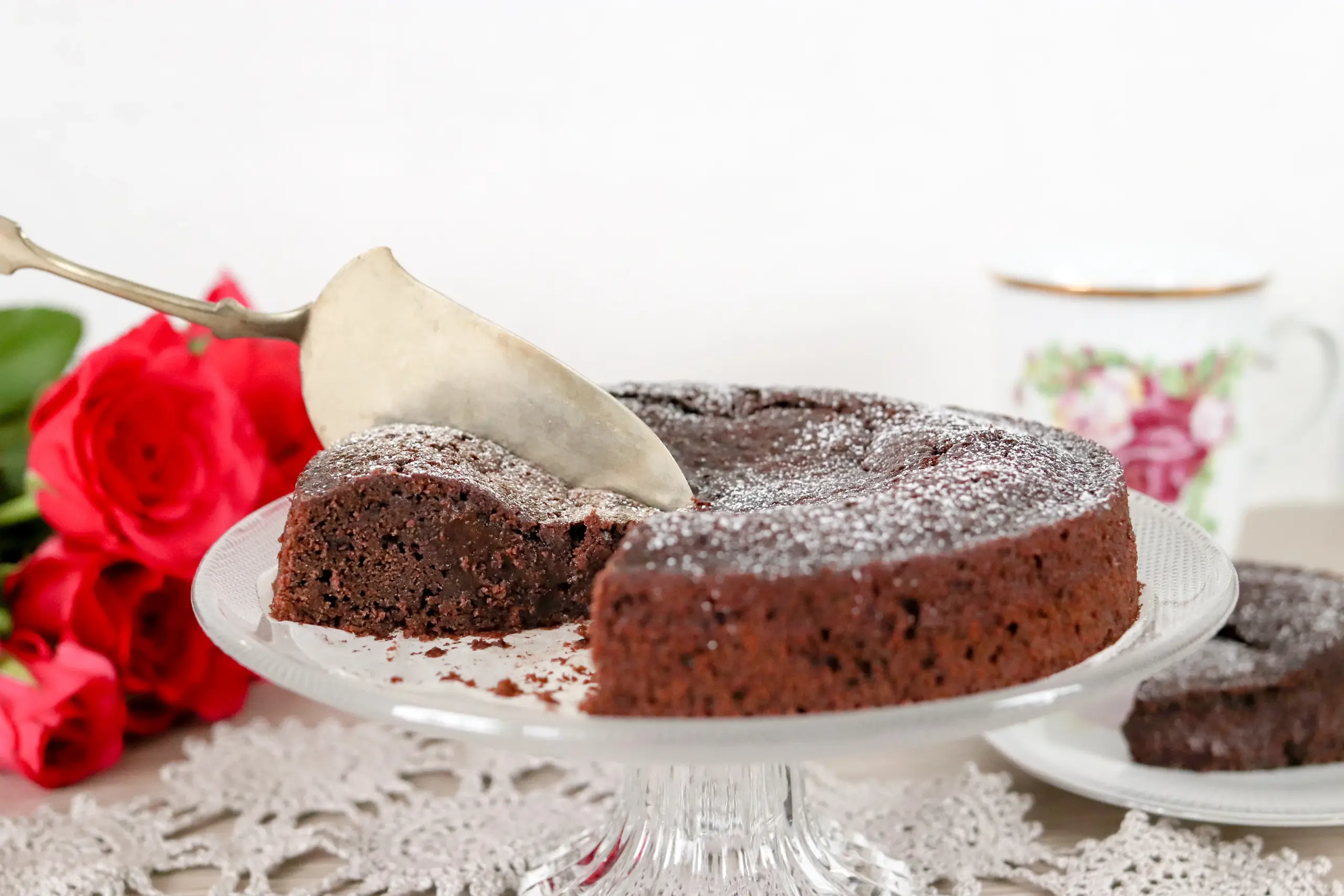 Mutakakku tarjoilualustalla ja sen leikkaaminen kakkulapiolla.