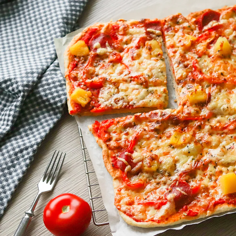 Helppo pizzapohja paistamisen jälkeen.