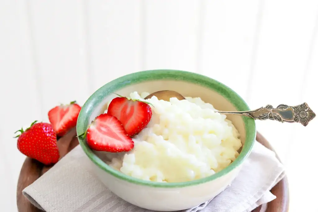 Helppo riisipuuro lautasella.