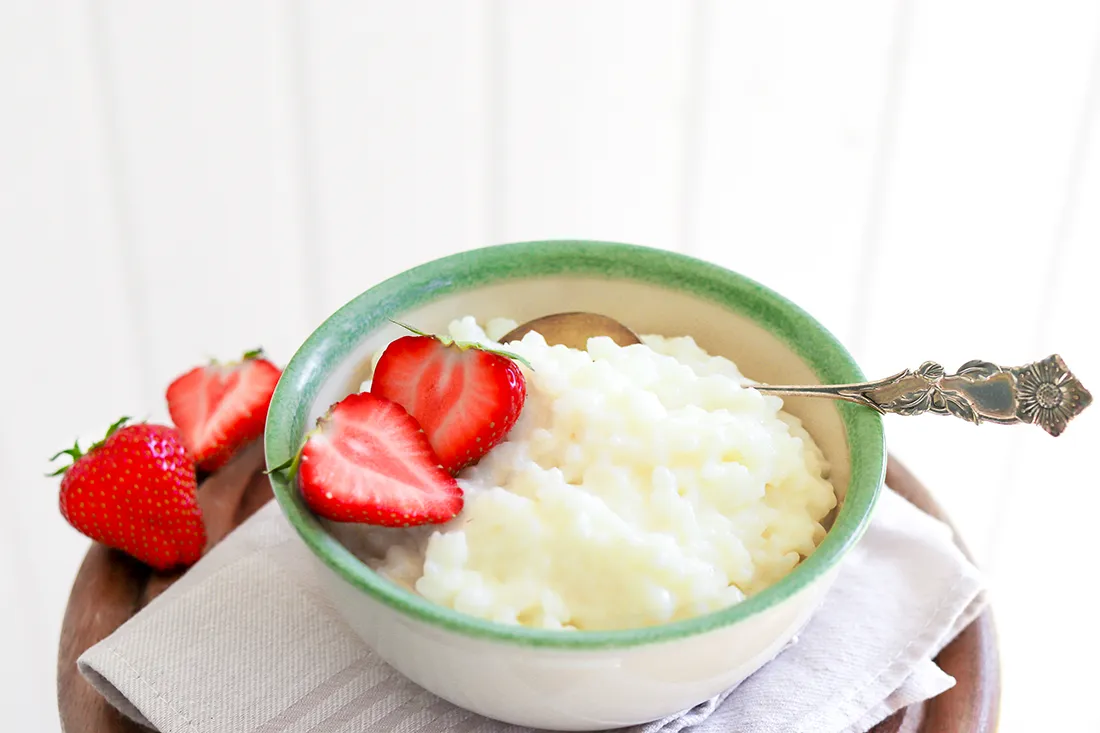 Helppo riisipuuro lautasella.