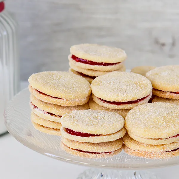 Herrasväen pikkuleivät tarjoilulautasella.