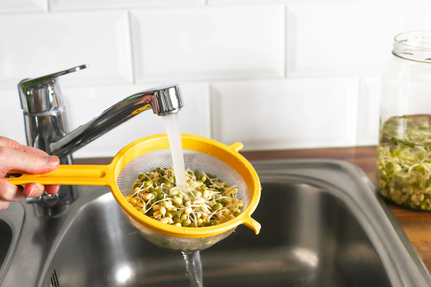 Itujen huuhtelu siivilässä