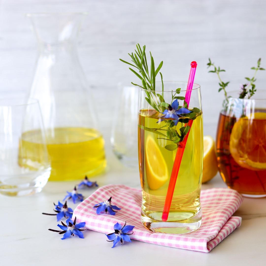 Etualalla jasmiinitee ja oikeassa reunassa sitruunajäätee.