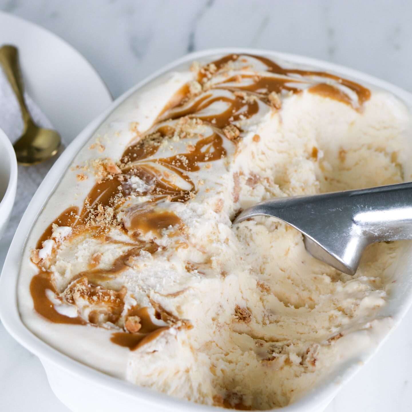 Jäätelö, jossa on kinuskikastiketta ja keksinmuruja