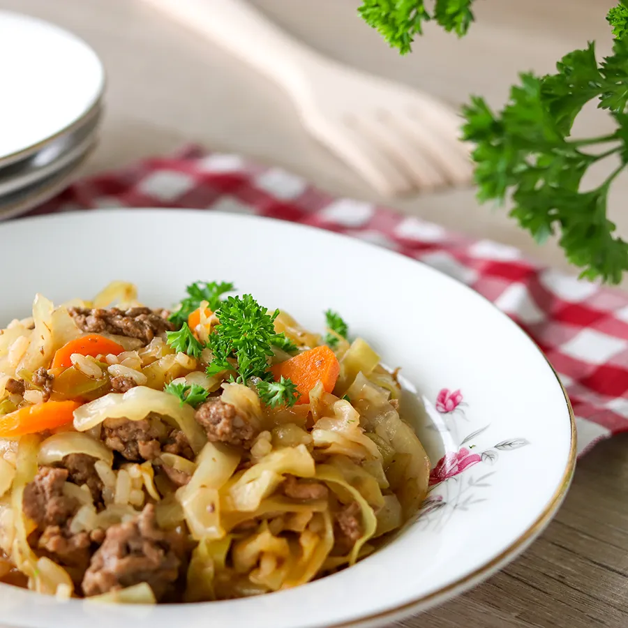 Kaalipata lautasella tuoreen persiljan kera.