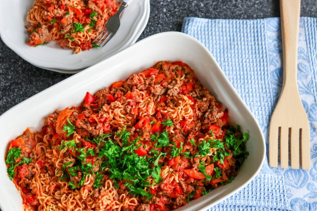 Jauheliha-nuudelivuoka tuoreella persiljalla koristeltuna