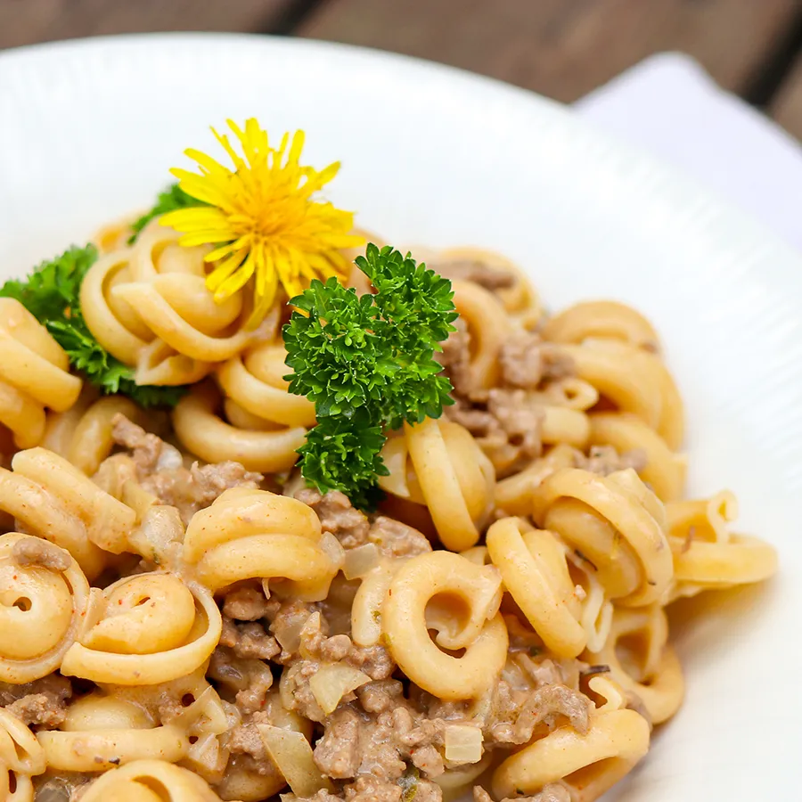 Jauhelihapasta valmiina lautasella.