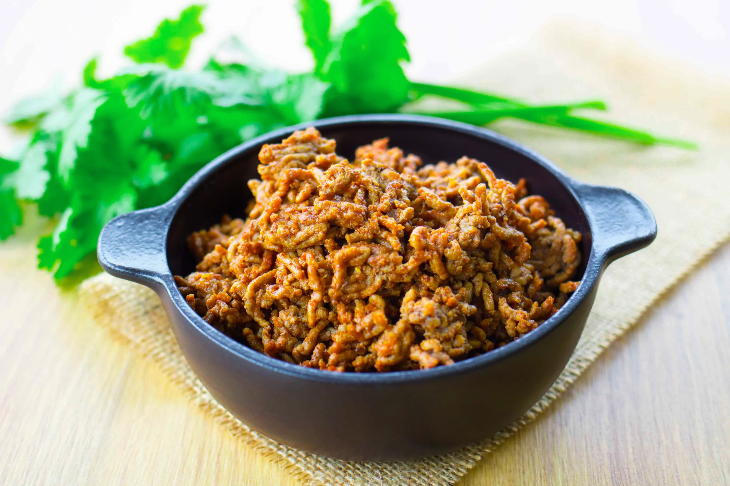 Paistettu jauheliha ruskeassa kulhossa