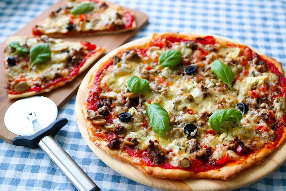 Jauhelihapizza ja pizzaleikkuri.