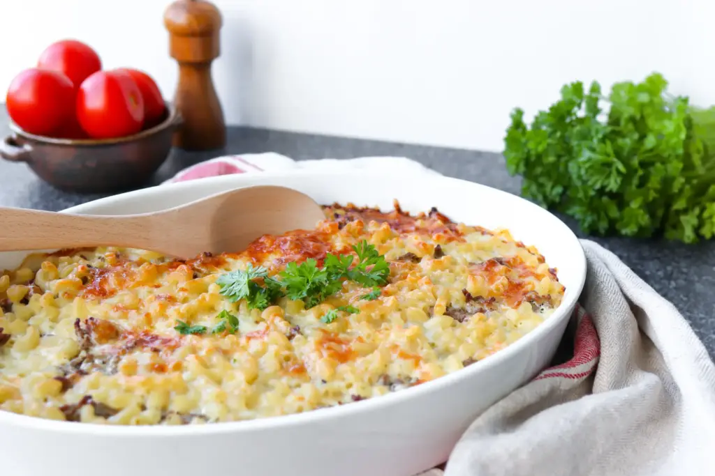 Juustoinen lihamakaronilaatikko uunivuoassa.