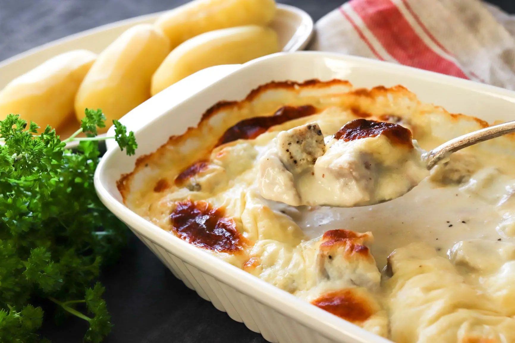 Juustolla kuorrutettua uuniseitiä vuoassa.