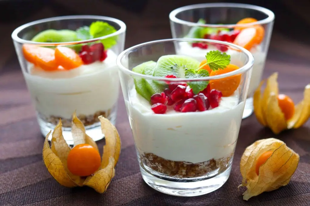 Hedelmillä koristeltu juustokakku lasissa.