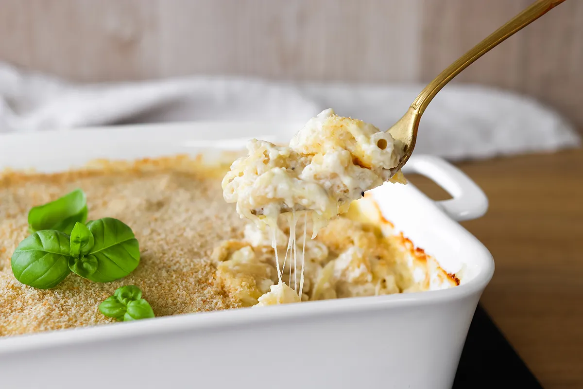 Venyvää juustomakaronia uunivuoassa.