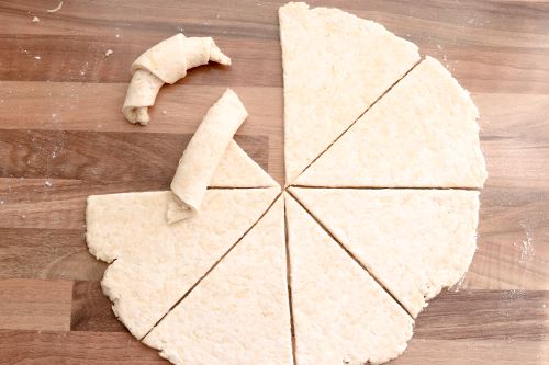 Juustosarvet rullataan leveästä päästä aloittaen.