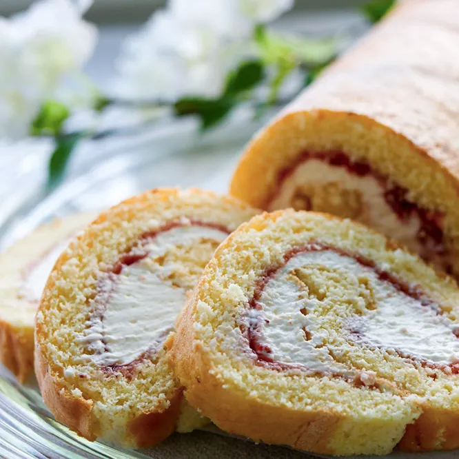 Kääretorttu, josta on leikattu paloja.