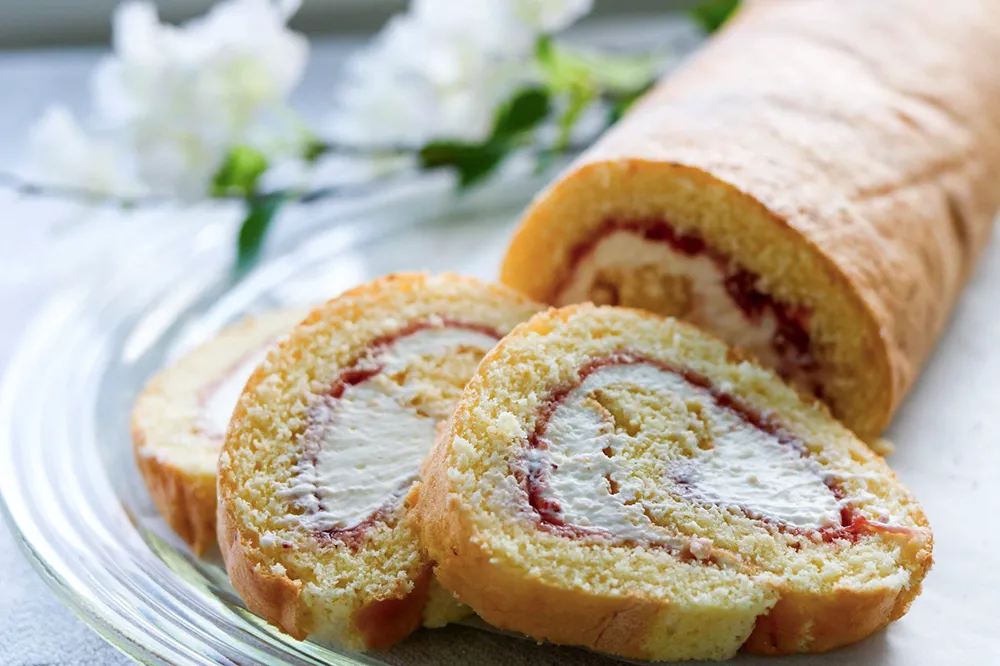 Iso kääretorttu, josta on leikattu viipaleita.