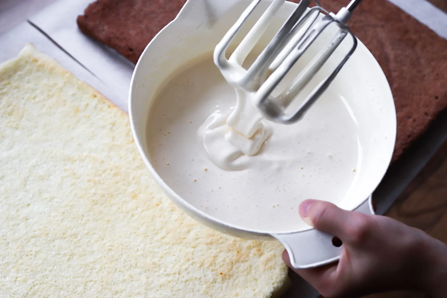 Kuohkea muna-sokerivaahto kääretorttupohjaa varten