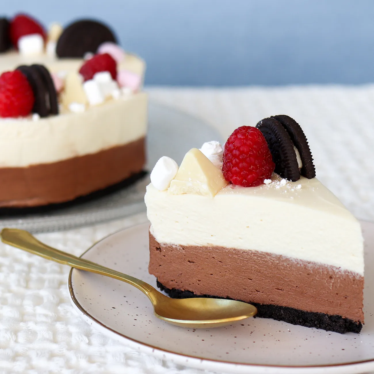 Pala kahden suklaan juustokakkua lautasella.