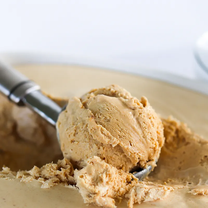 Kahvijäätelö valmistuu ilman jäätelökonetta.