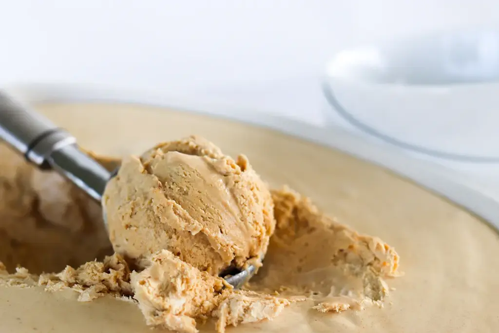 Kahvijäätelöä, josta otetaan palloa jäätelökauhalla.