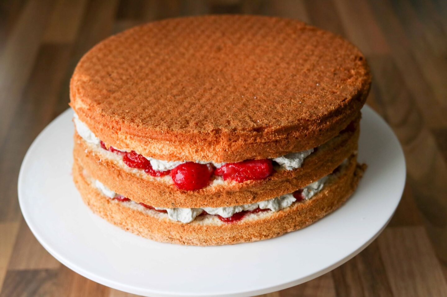 Gluteeniton täytekakkupohja koottuna