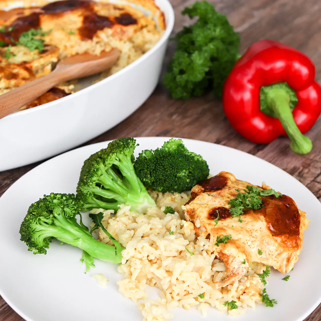 Kanaa riisipedillä lautaselle laitettuna.