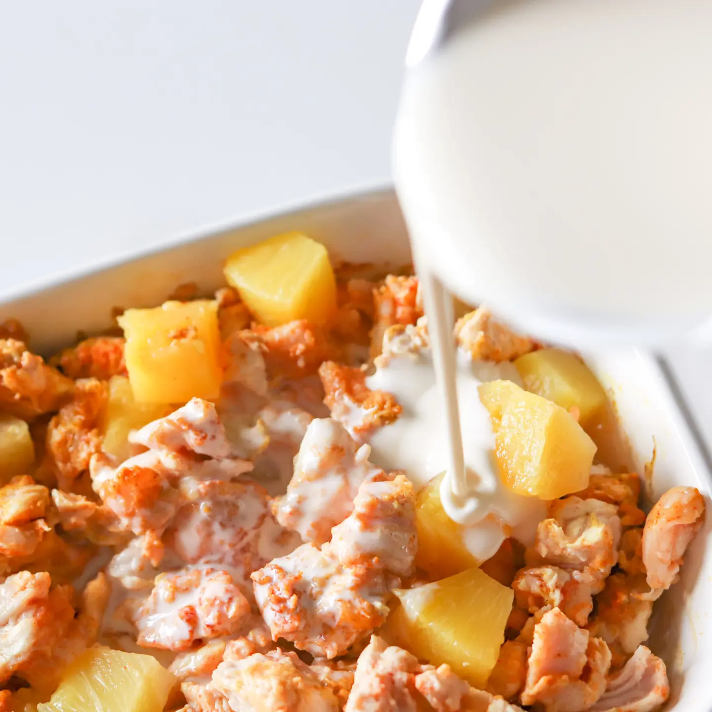 Kerman kaataminen esipaistetun broilerin päälle.