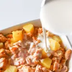Kerman kaataminen esipaistetun broilerin päälle.
