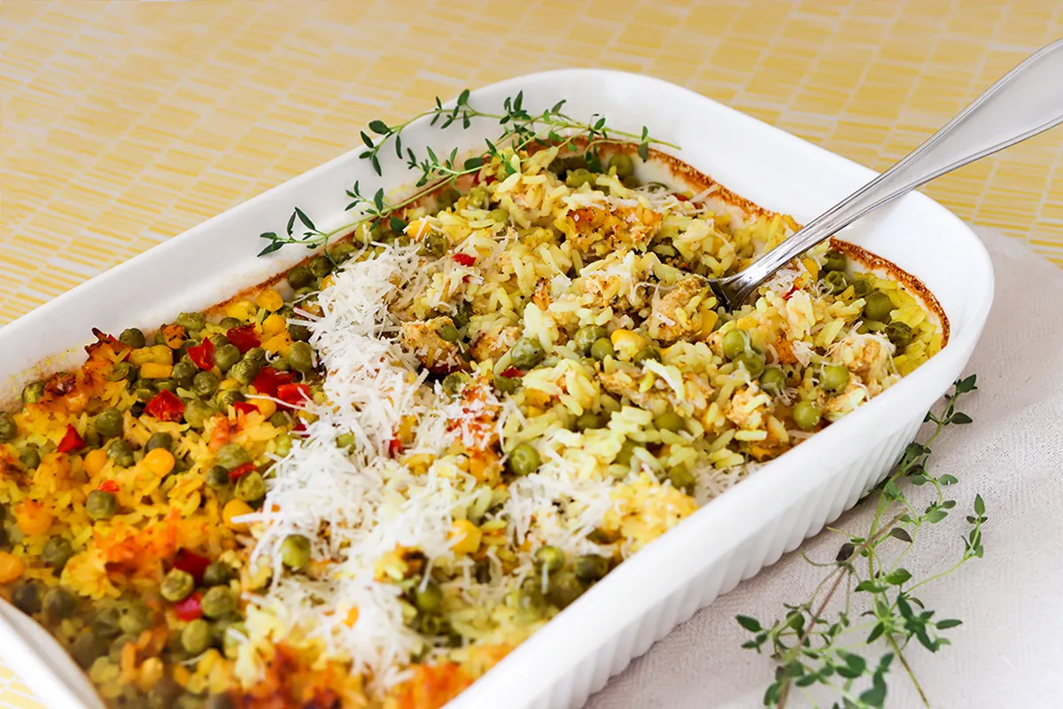 Uunissa paistettu kanarisotto, jonka päälle on ripoteltu juustoraastetta.