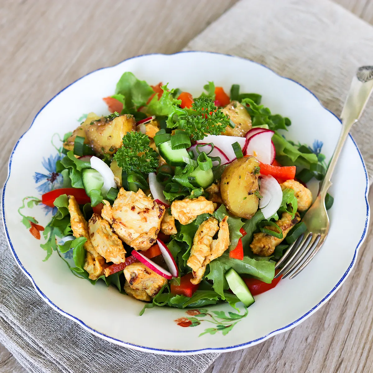 Kanasalaatti jossa on keitettyjä perunoita.