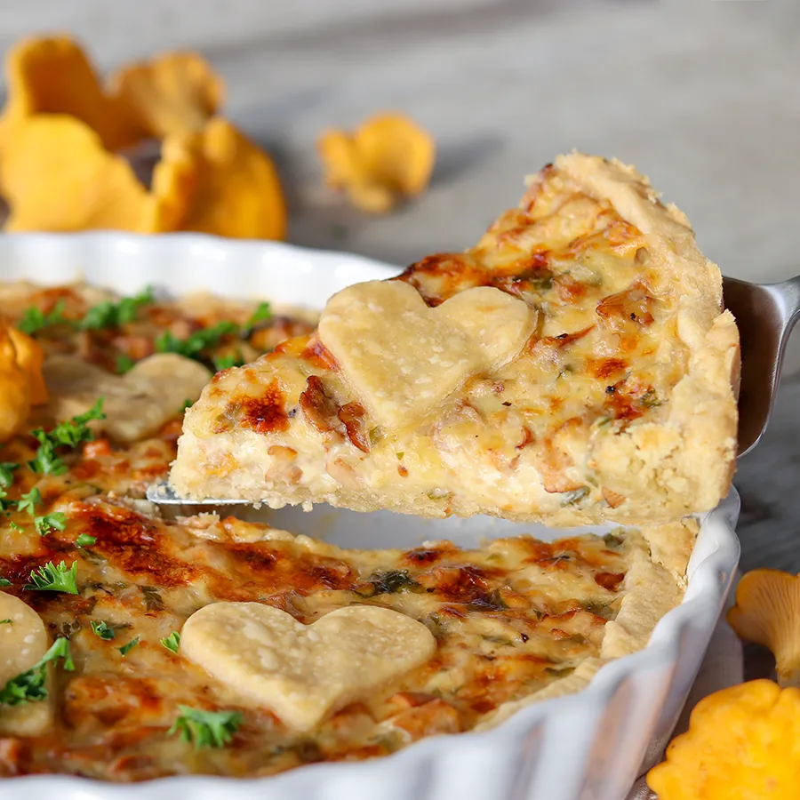 Kantarellipiirakka, jonka päällä on taikinasta tehty sydän.