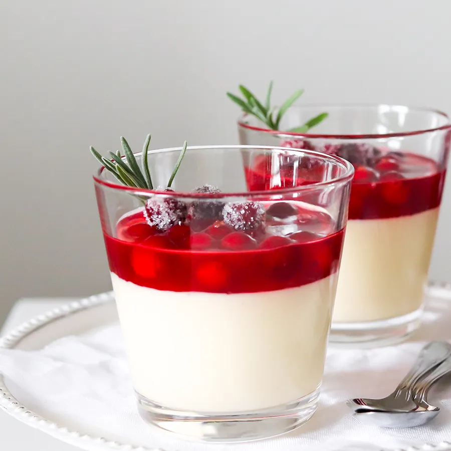 Karpalopannacotta Kartio-lasissa.