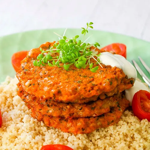 Kasvispihvit pinossa lautasella couscousin päällä.