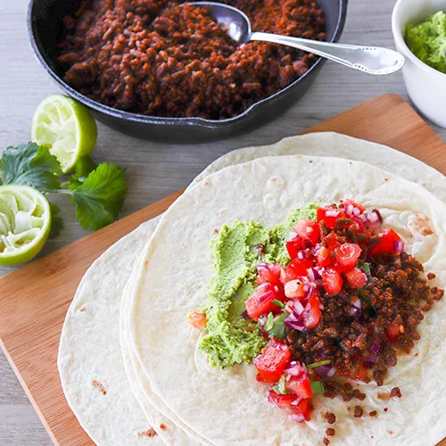 Kasvistortilla täytettävänä kaurajauhiksella ja itse tehdyllä guacamolella.