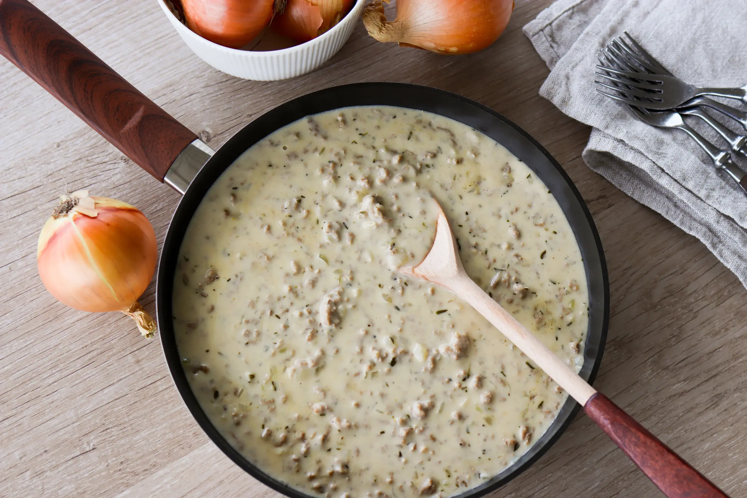 Kermainen jauhelihakastike pannulla ennen ruokailua.