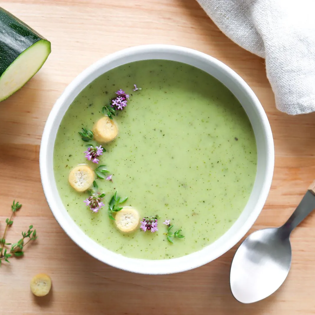 Kesäkurpitsasta tehty sosekeitto, jonka päällä on krutonkeja.