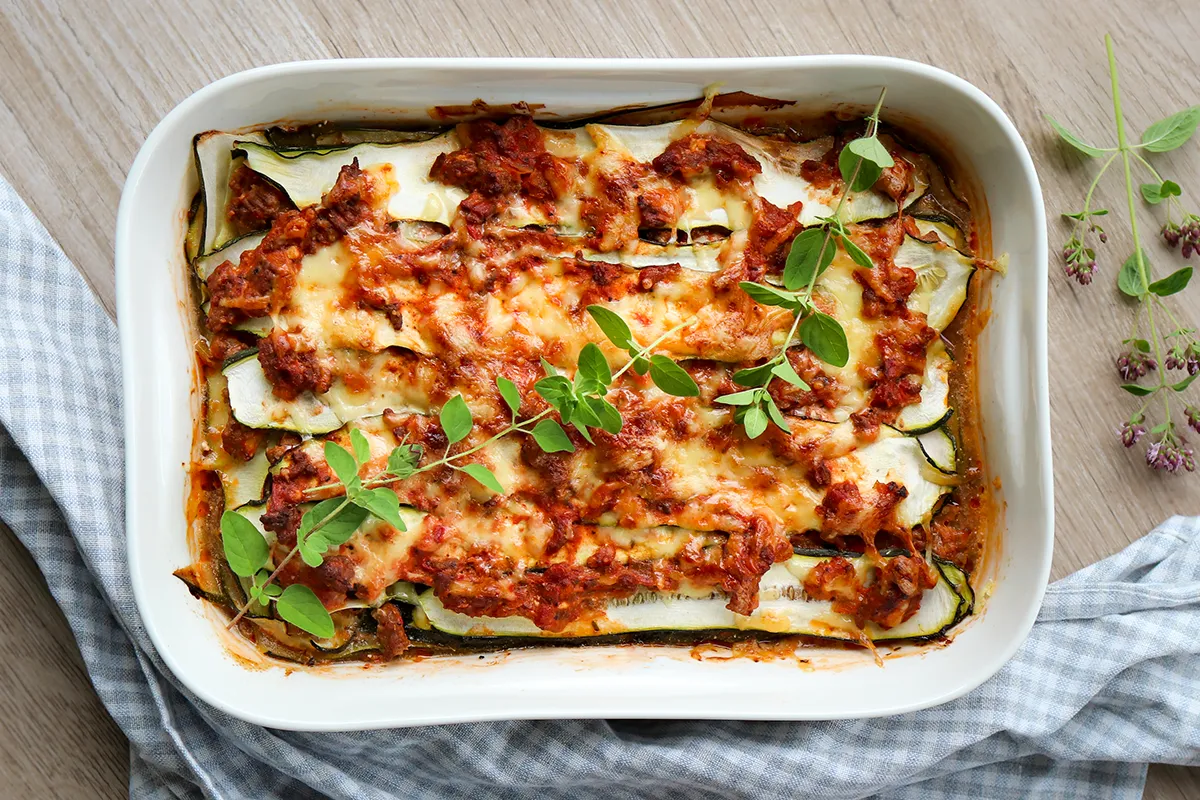 Kesäkurpitsalasagne tuoreella oreganolla koristeltuna.