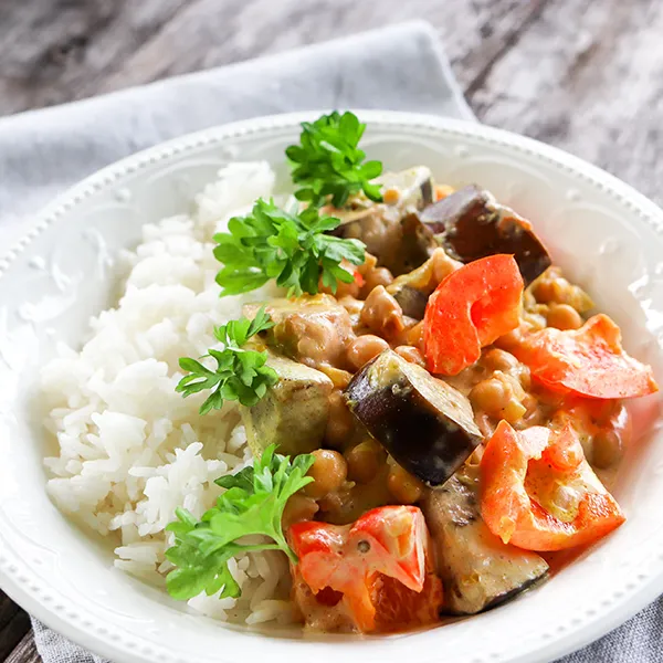 Kikhernecurry riisin kanssa lautasella.