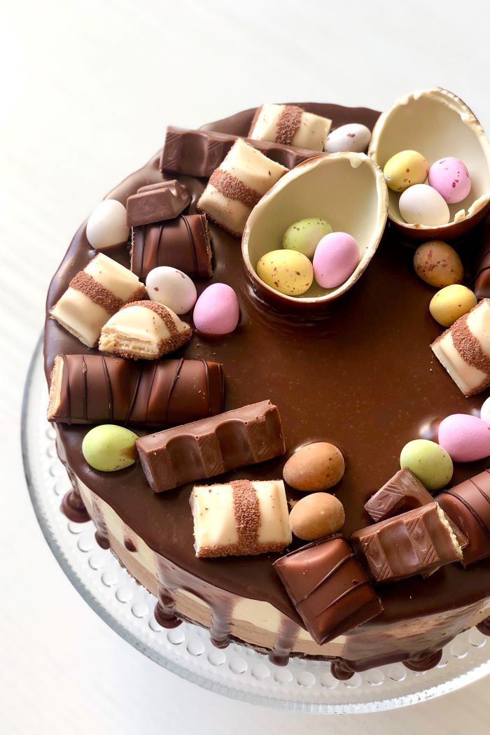 Kinder-juustokakku runsaasti koristeltuna