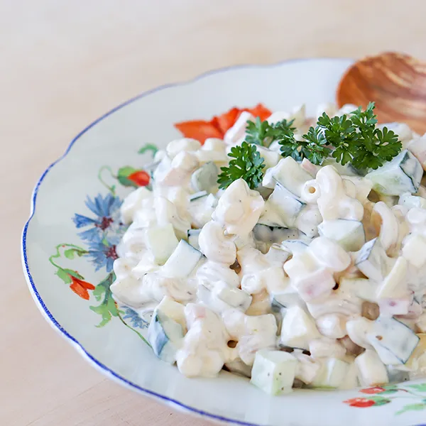 Kinkku-pastasalaatti vanhanajan lautasella.