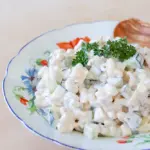 Kinkku-pastasalaatti tuoreen persiljan kera.